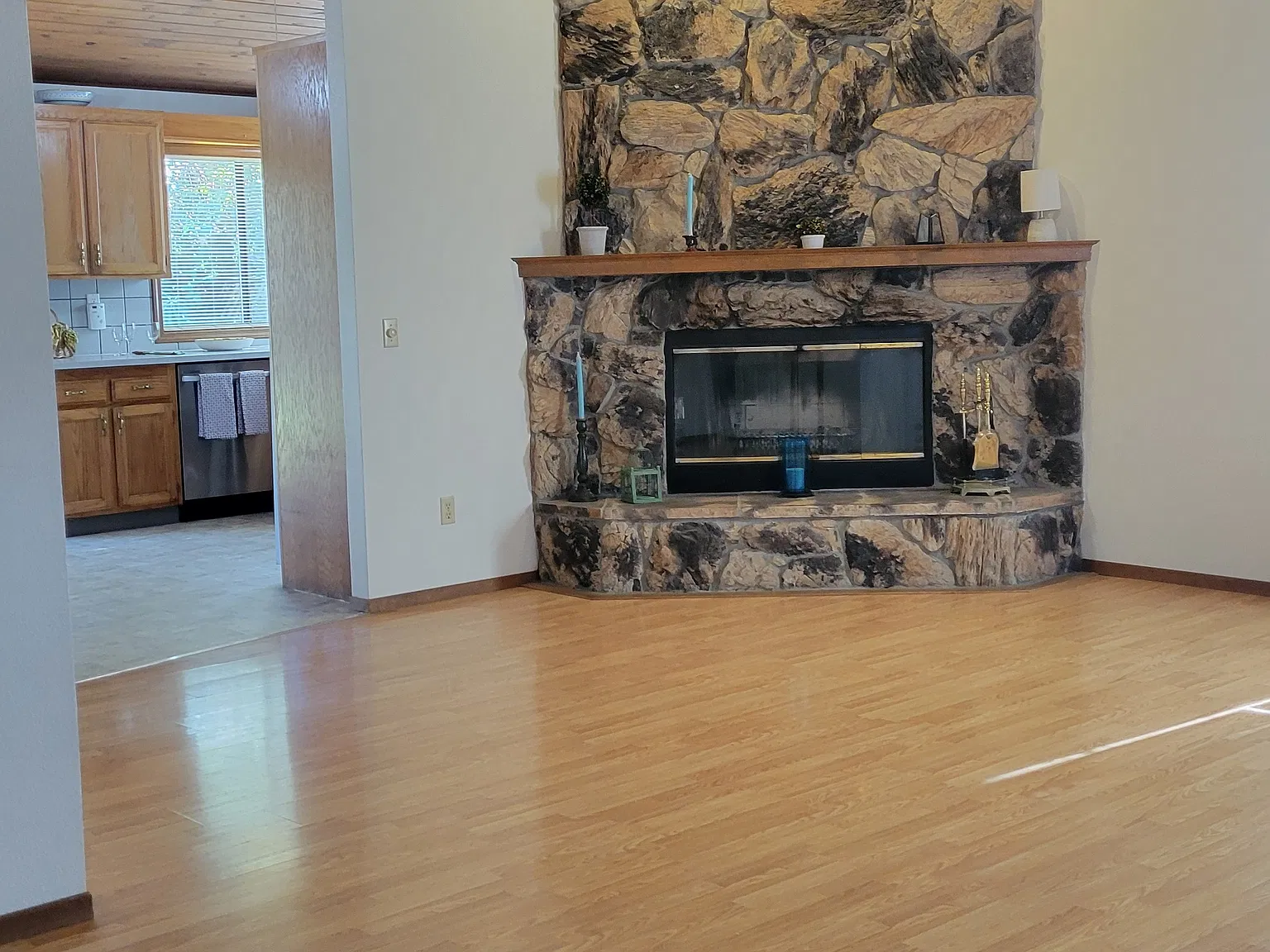 3 bed, 1600 sqft, $3,000 — Photo 3