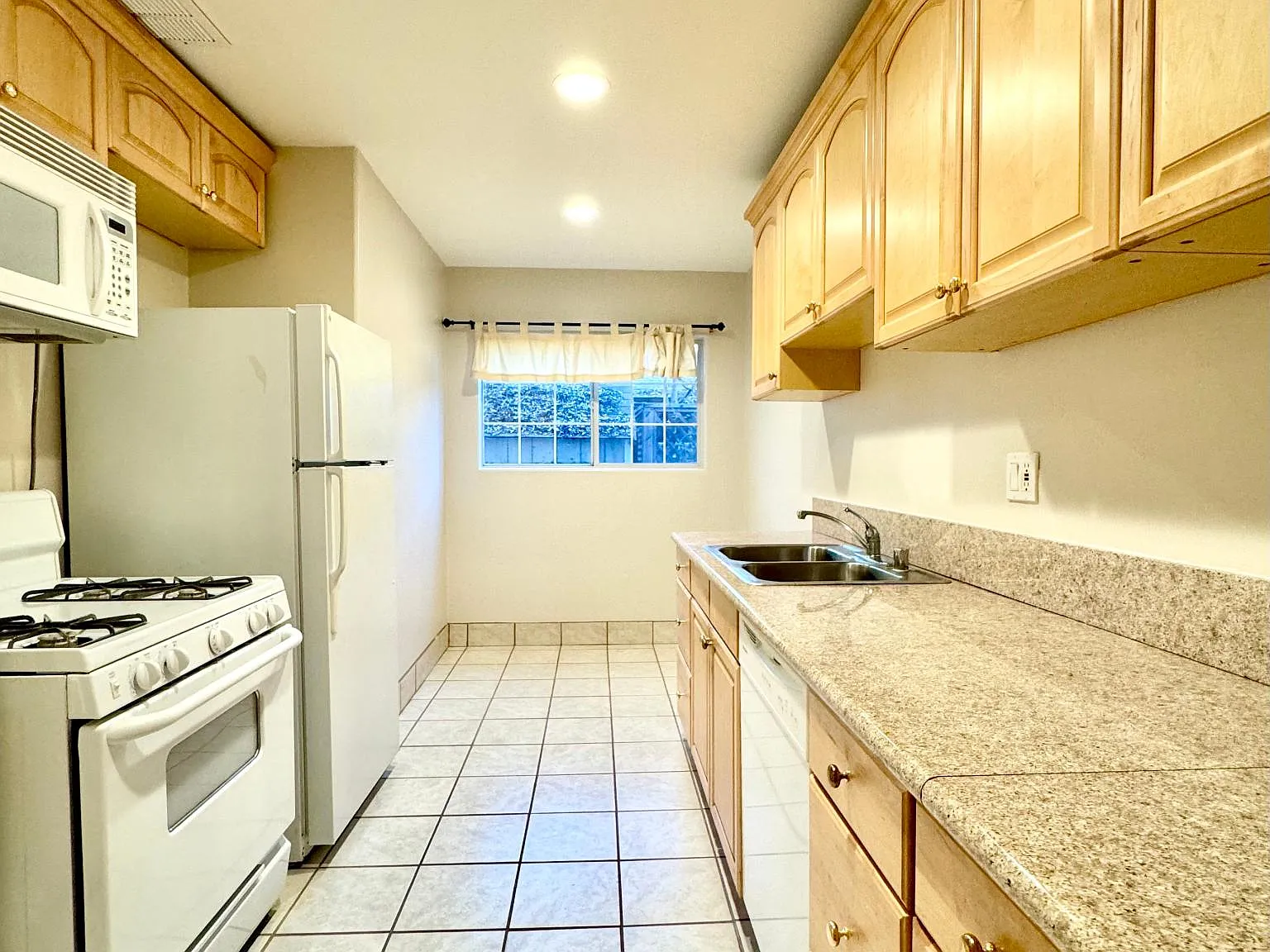 6431 Primrose Ave — Photo 4