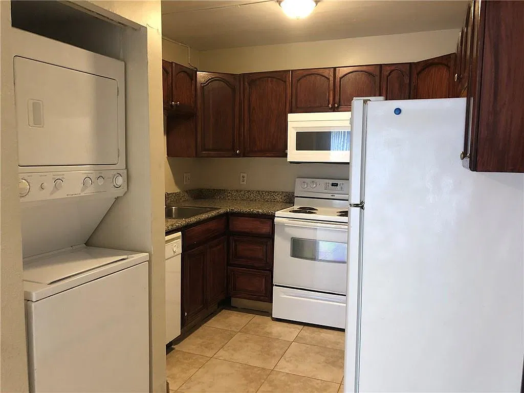Grenadier Gardens Condo — Photo 3