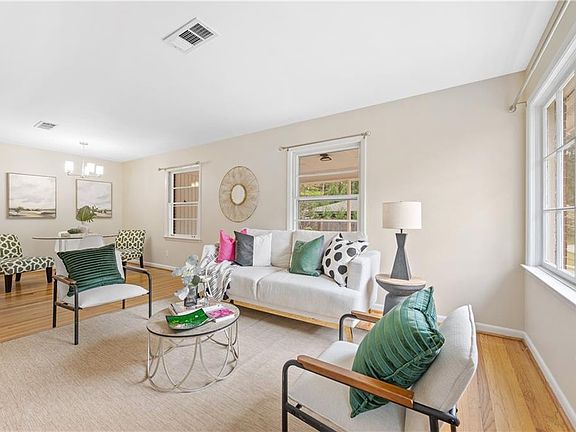 3rd image of 1019 Greenbriar Cir