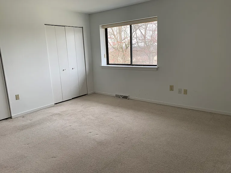 470 Lynetree Dr — Photo 11
