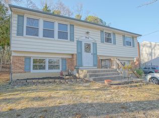 30 Greenbriar Rd, Turnersville, NJ 08012