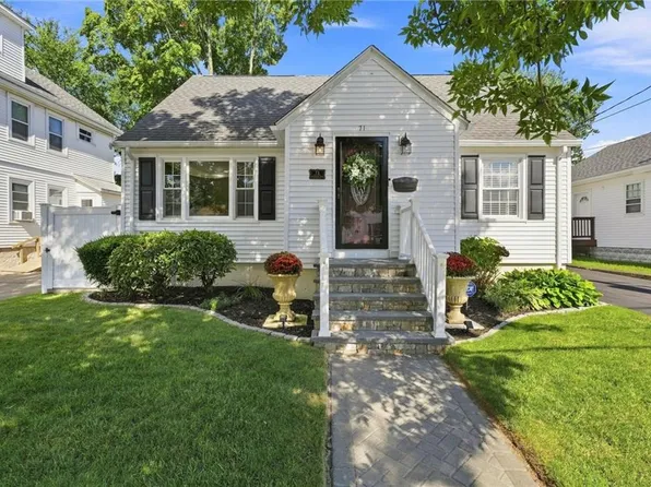 71 Petteys Ave, Providence, RI 02909