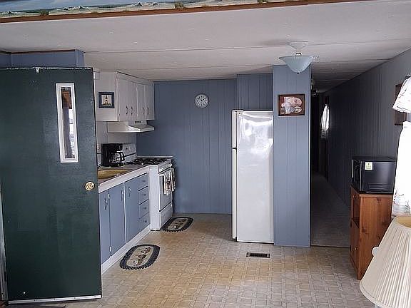 Kitchen with eating area