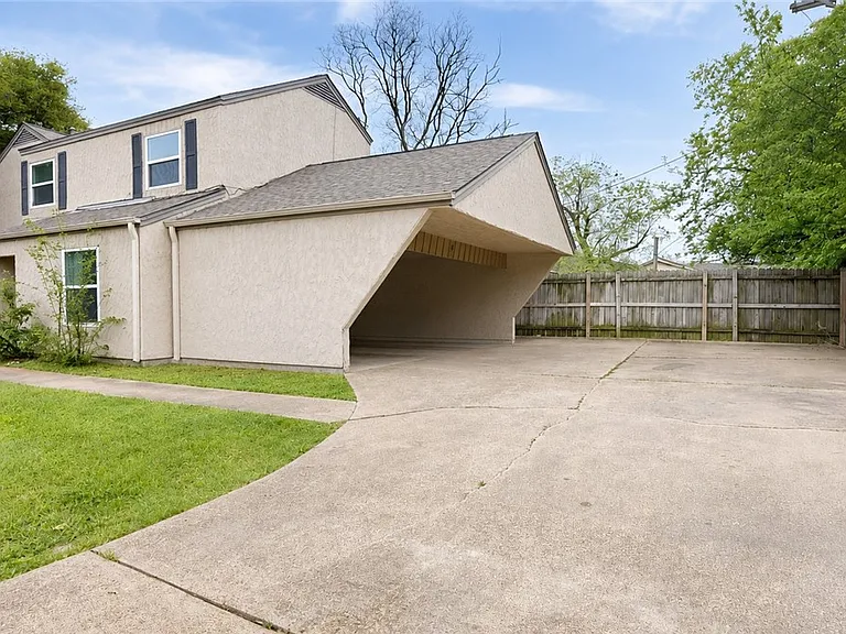 1327 Airline Dr — Photo 1