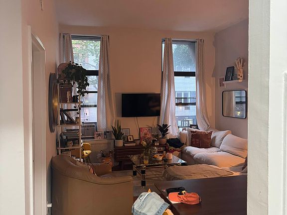 4th image of 139 W 74th St #2A