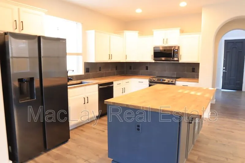 3 bed, 2.5 bath, 2003 sqft, $2,450 — Photo 4