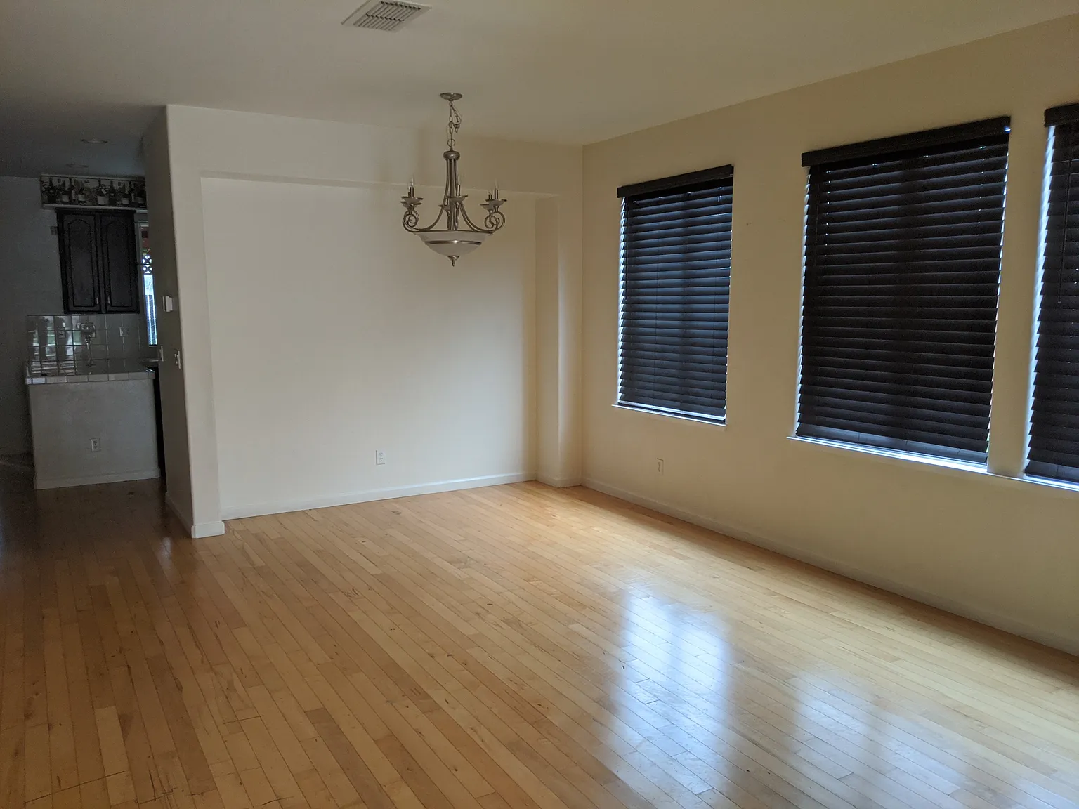 5 bed, 2500 sqft, $3,300 — Photo 4