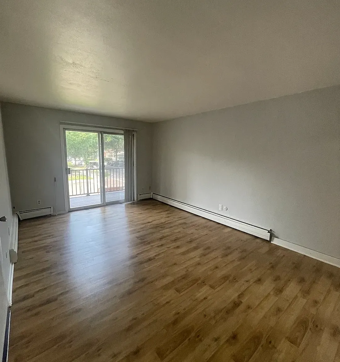2 bed, 900 sqft, $1,360 — Photo 2