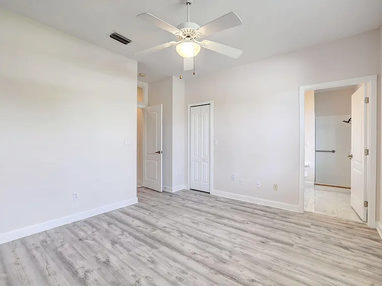 8028 Plantation Lakes Dr — Photo 32