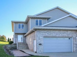 1037 Vista Ridge Dr, Mount Horeb, WI 53572
