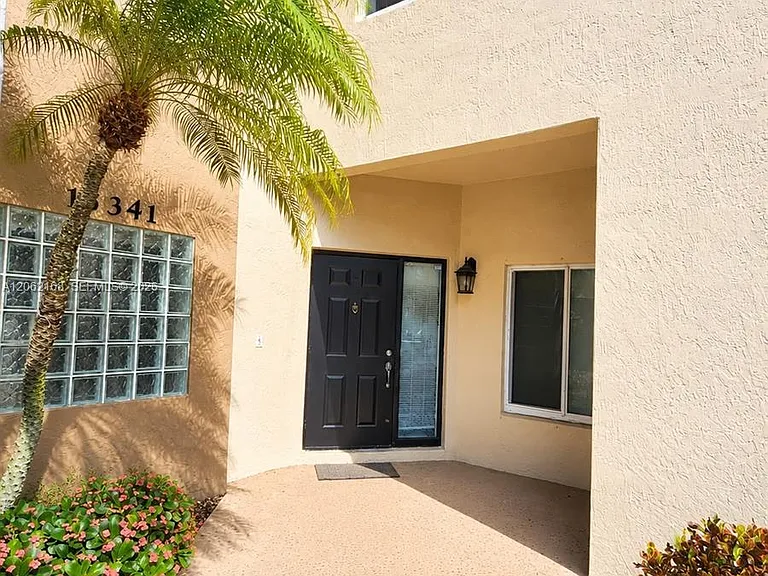 16341 Malibu Dr #19 — Photo 2