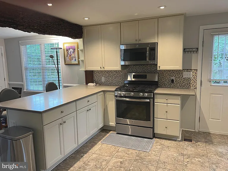 39 Van Leer Ave — Photo 14