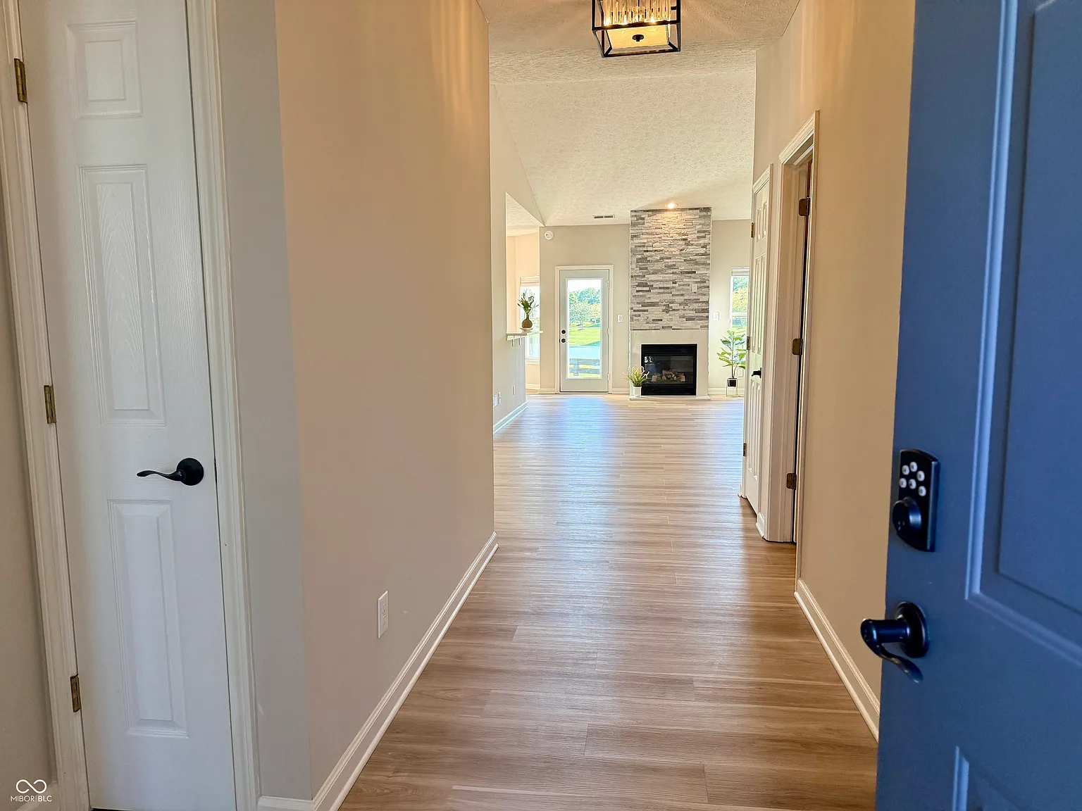 3 bed, 2.0 bath, 1598 sqft, $2,500 — Photo 3