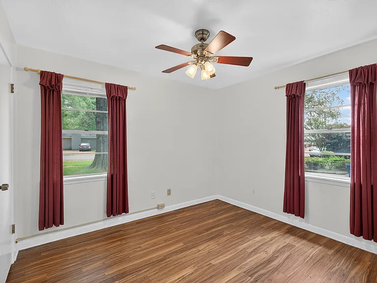 9140 Laurie Ln — Photo 9