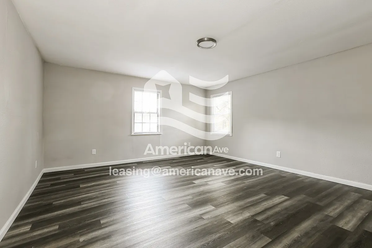 1287417_002_living_room_13719240.jpg - 1615 Madden Rd