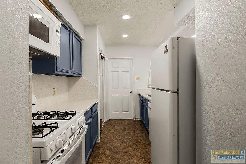 4 bed, 2.0 bath, 1000 sqft, $3,050 — Photo 4