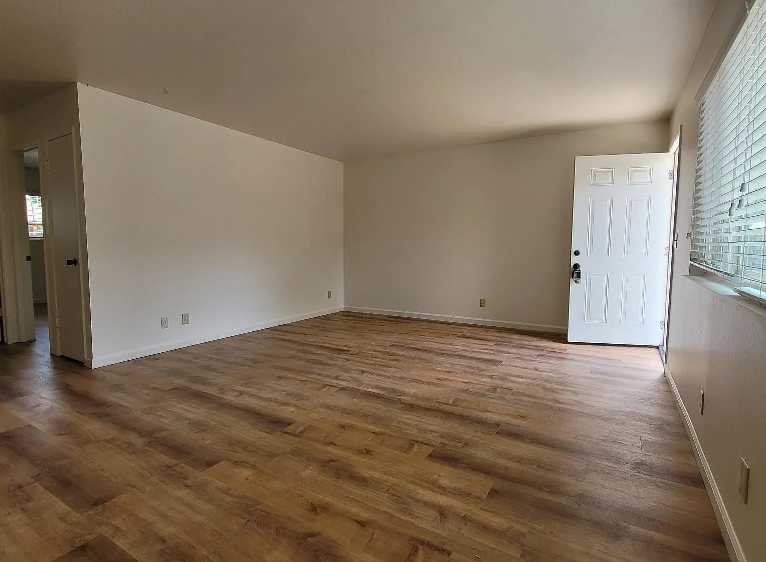 2 bed, 840 sqft, $2,400 — Photo 2
