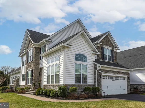 7 Hillyer Ln, Newtown, PA 18940