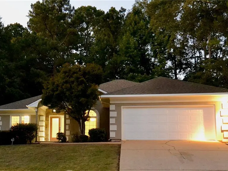 911 Oakwood Dr — Photo 2