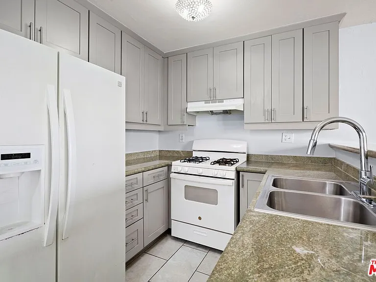 18530 Hatteras St #115 — Photo 6