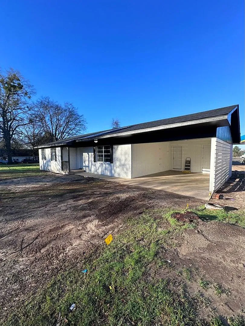 MoveIn Ready 3BR Home with Fenced Backyard & Carport — Photo 1