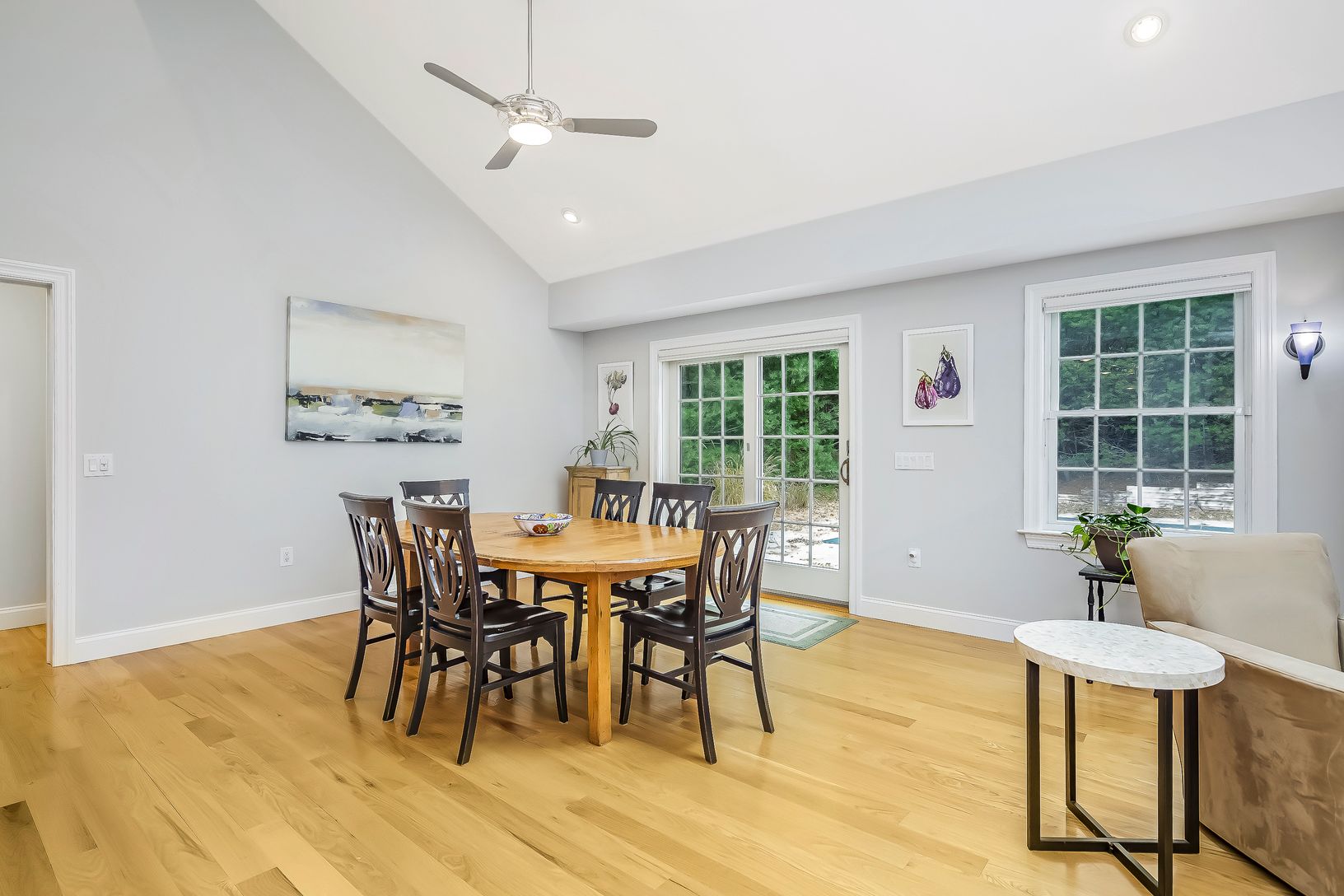  Dining area overlooking patio