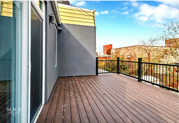 Sold by MNS | media 6