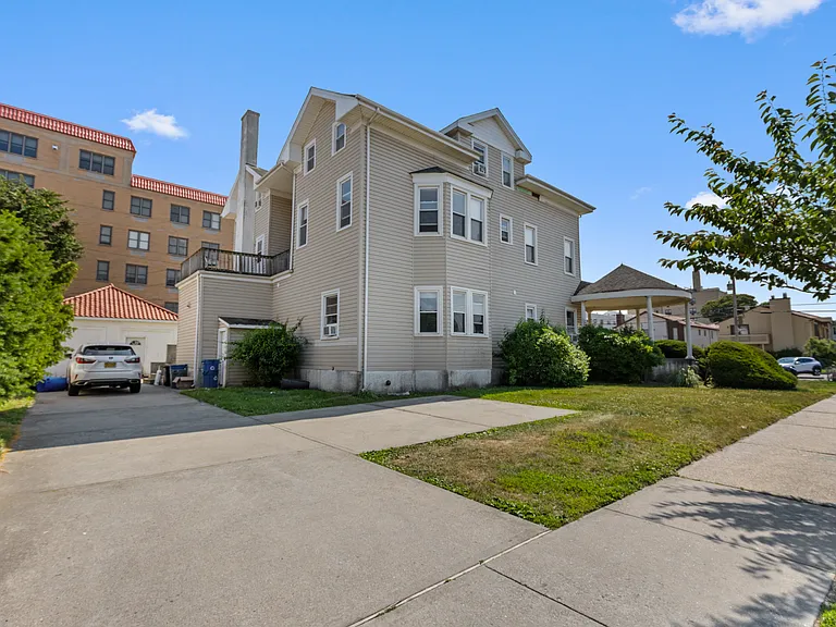 116 Riverside Blvd #1 — Photo 8