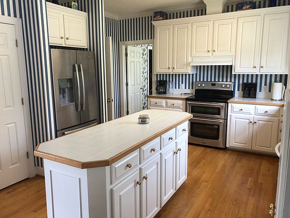 4th image of 185 Country Manor Est