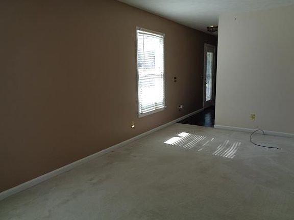 5th image of 1240 Meadowlark Dr