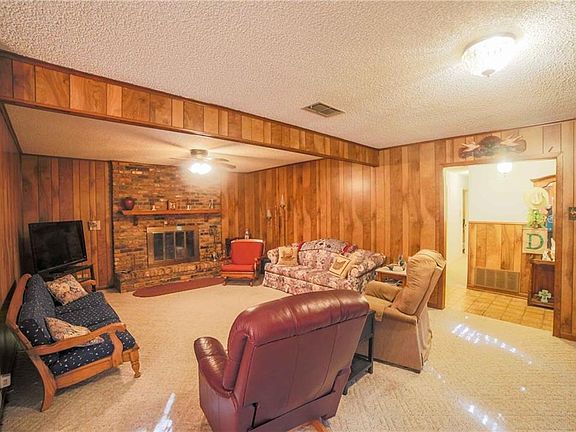 5th image of 301 Logan Dr