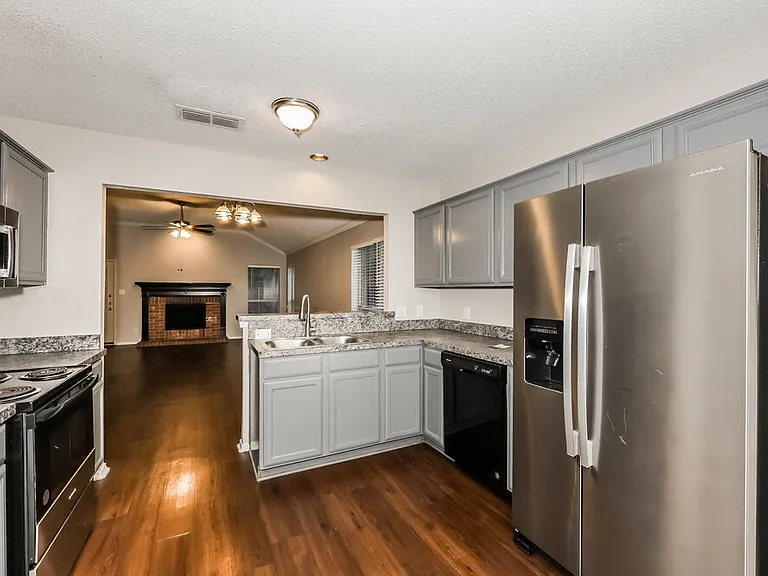 2844 Claremont Dr — Photo 7