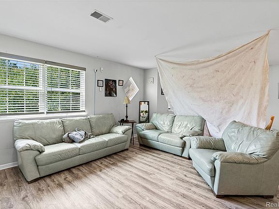3rd image of 4485 Home Town Dr