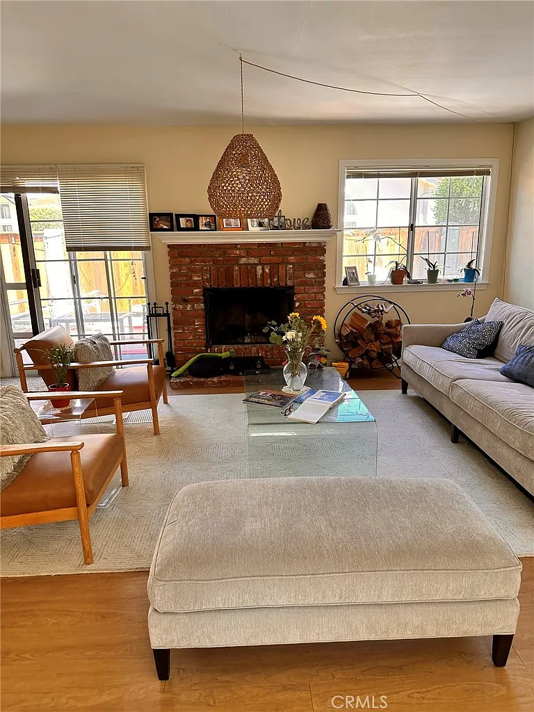 4 bed, 2029 sqft, $5,900 — Photo 2