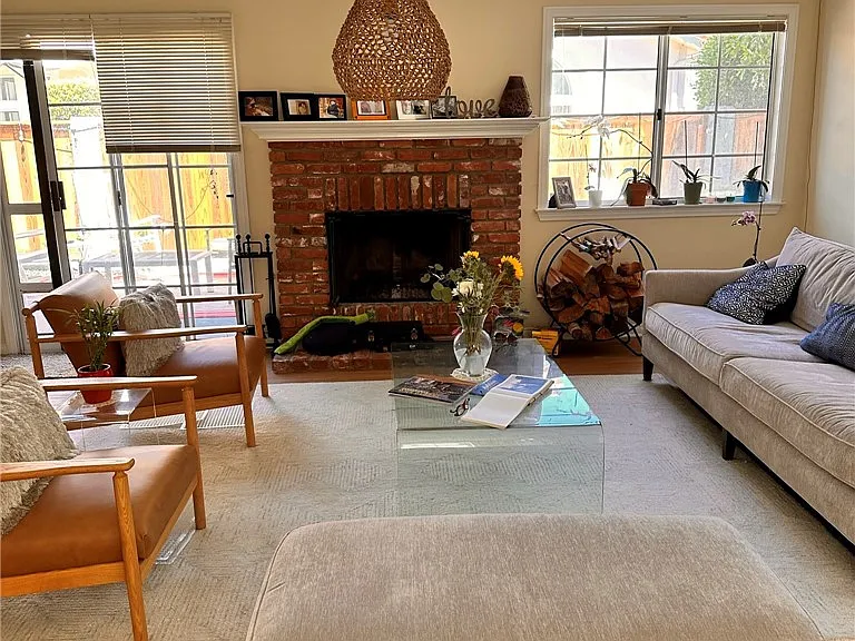 2219 Gates Ave — Photo 2