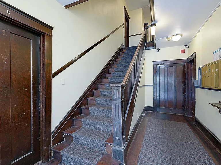 432 Summit Ave E — Photo 9