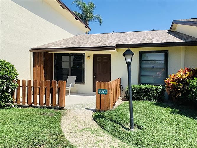 1st image of 8074 SE Villa Cir