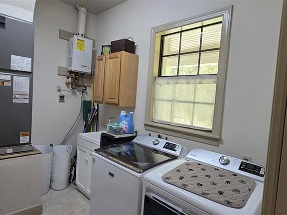 4th image of 8991 SW Springhaven Ave