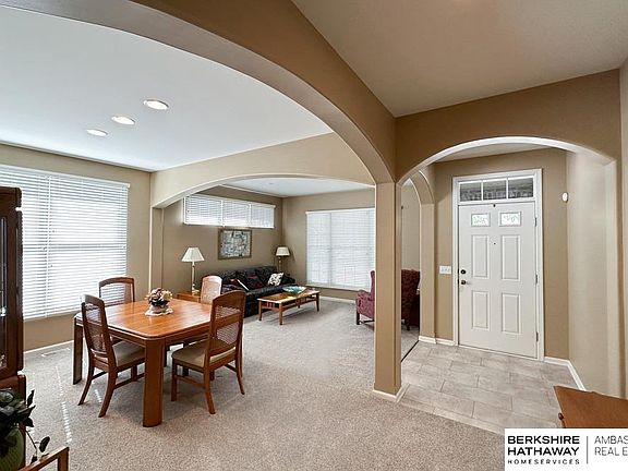 4th image of 923 S 188th Ct