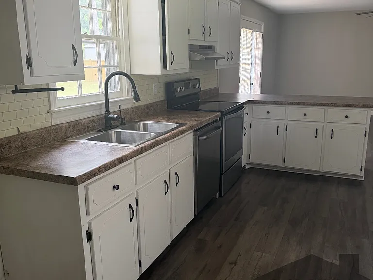2150 Estaline Dr — Photo 2