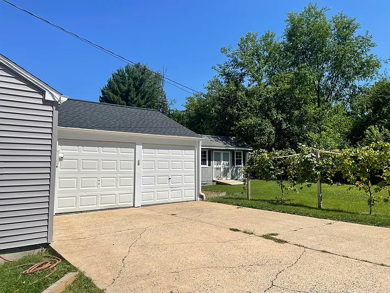 202 Elizabeth Dr — Photo 3