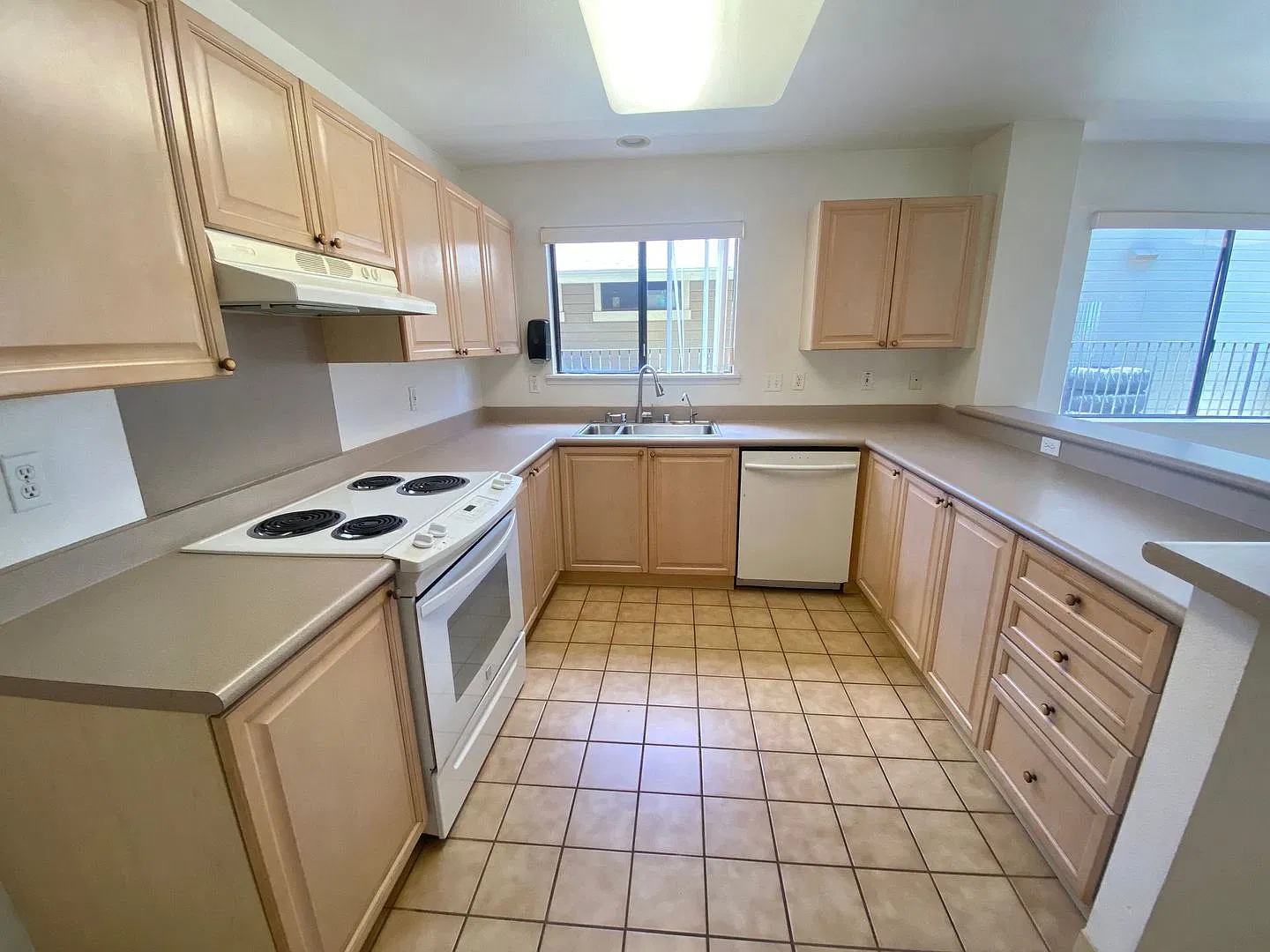 3 bed, 2.5 bath, 2 car garage-single family home in Royal Kunia! — Photo 3