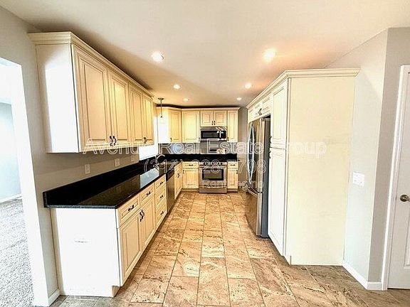 3rd image of 12 Queensbrook Pl