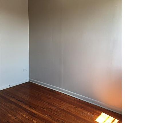 5th image of 176 W Annsbury St