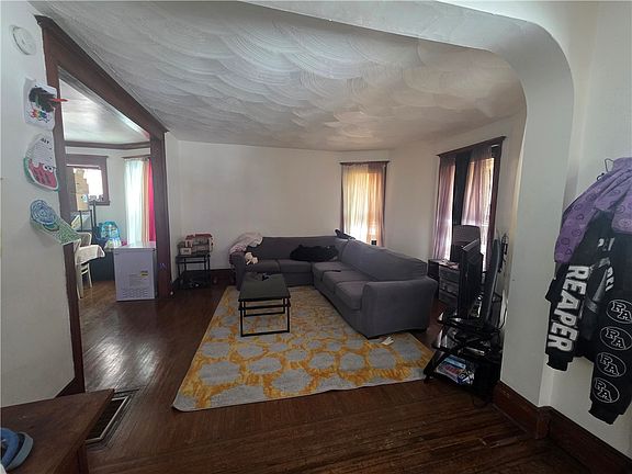 3rd image of 131 Wellington Ave