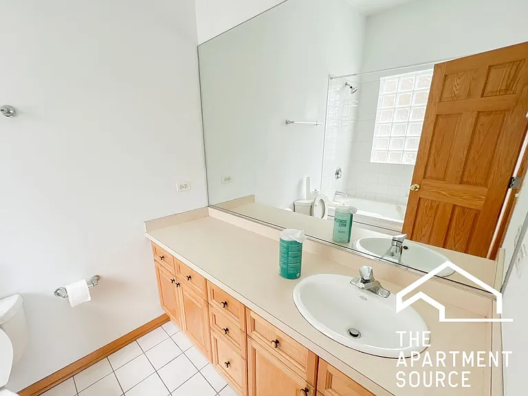 2743 N Southport Ave #3 — Photo 4