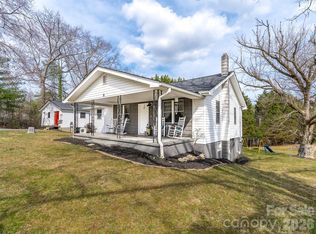 6 Nelson Rd, Hendersonville, NC 28791