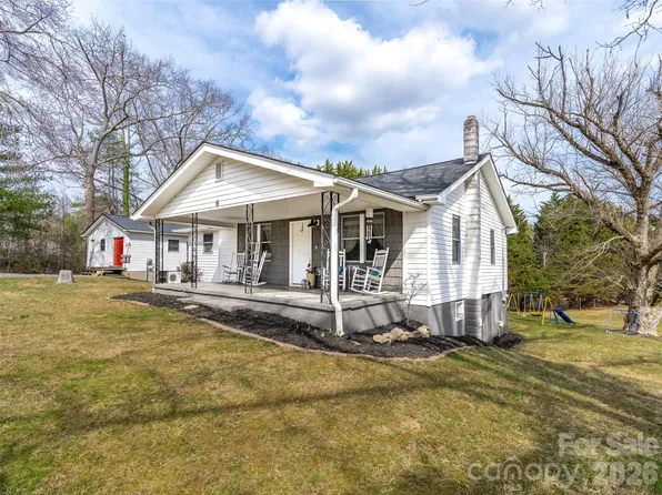 6 Nelson Rd, Hendersonville, NC 28791
