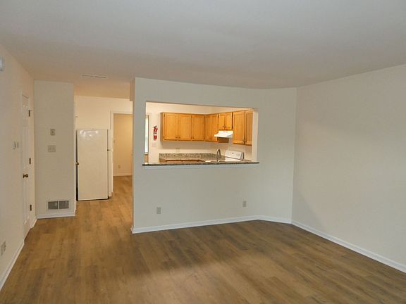 3rd image of 1410 University Ave APT E
